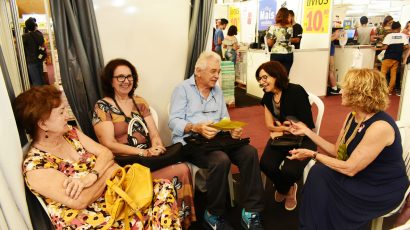 Conheça um time de escritores idosos que multiplica conhecimento e sabedoria